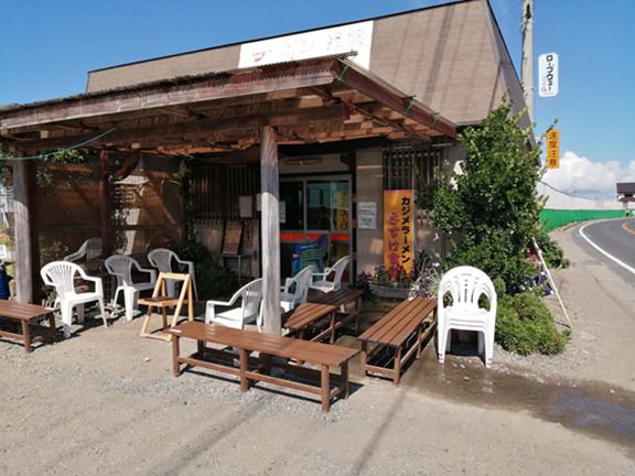 開店前のさすけ食堂外観